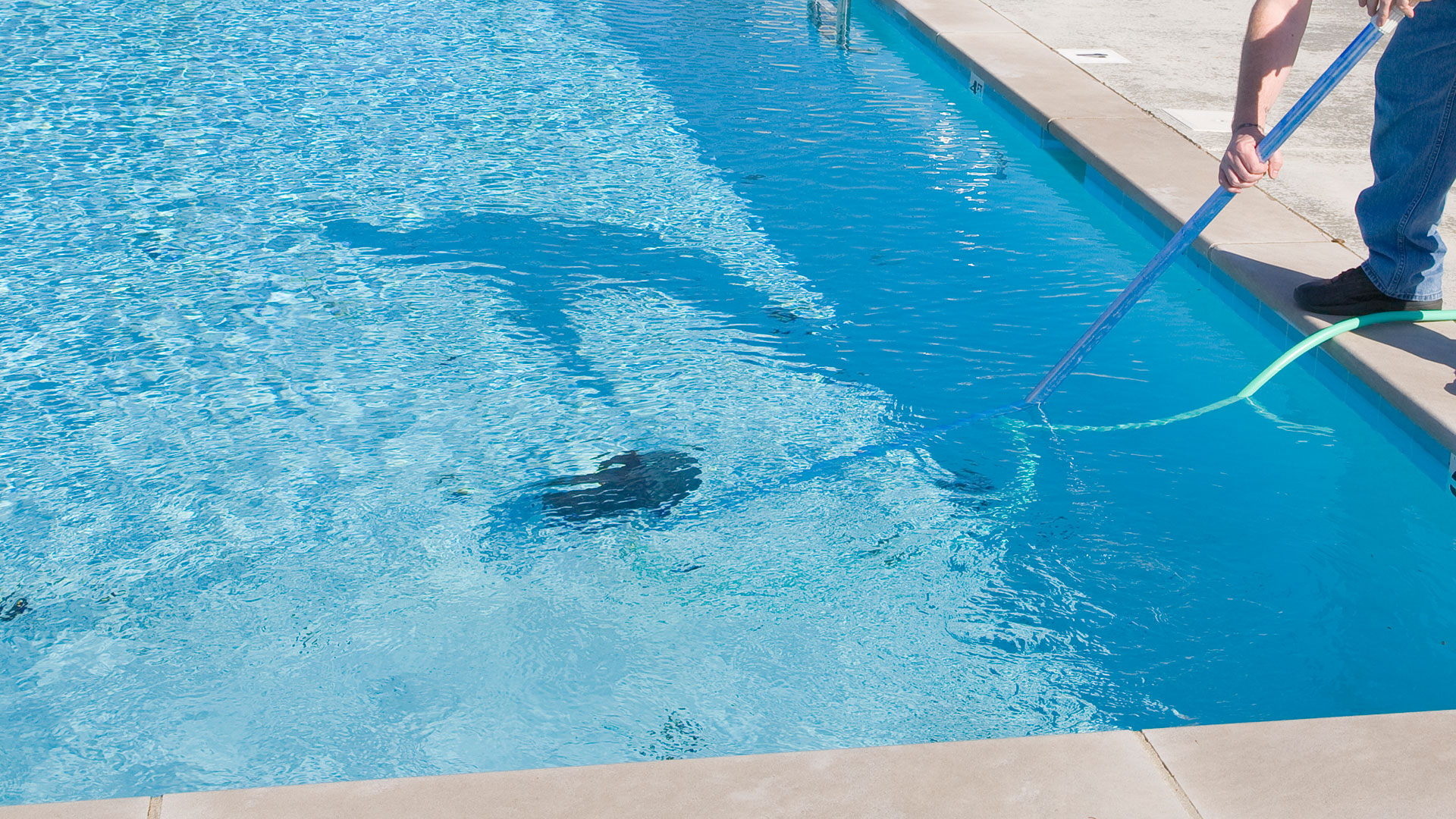 La importancia de limpiar la superficie de tu piscina